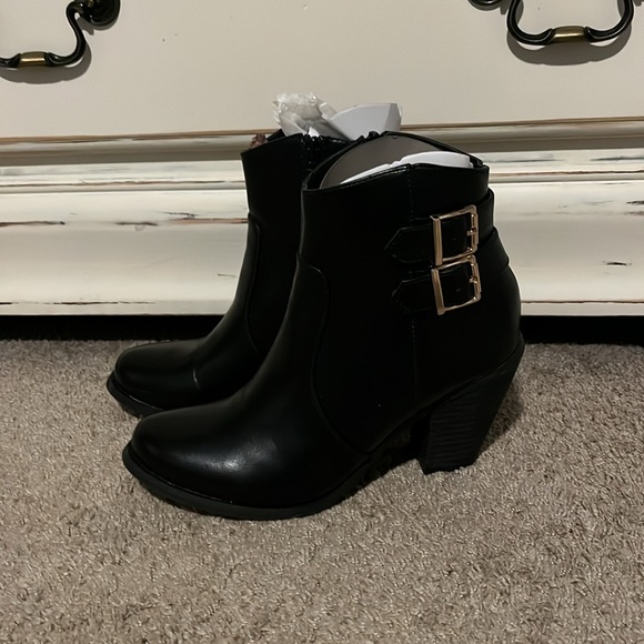 Nice heeled black ankle boots with buckles on side - Picture 3 of 7